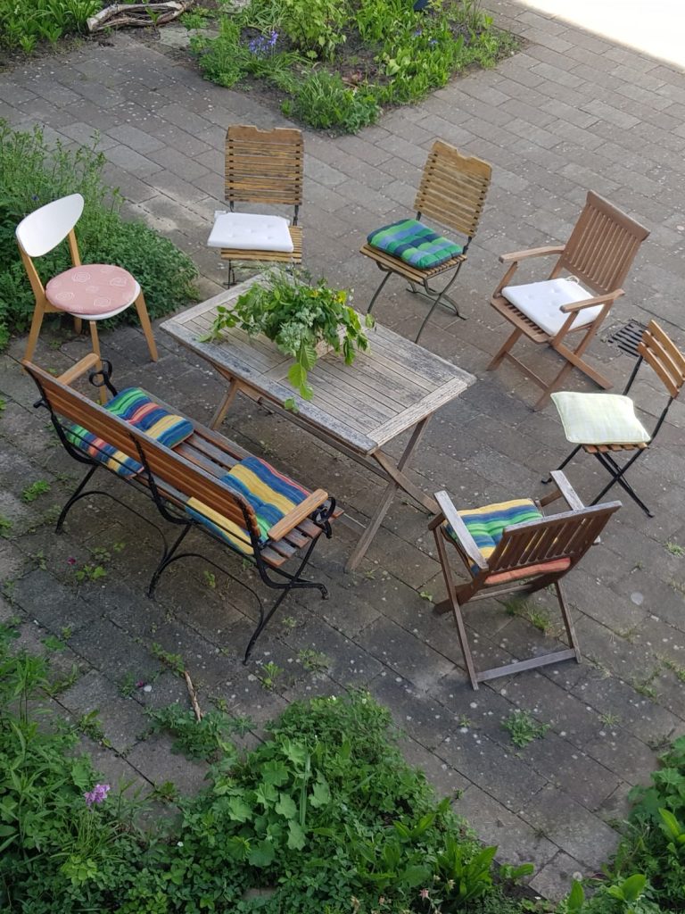 Copyright: Stadt Oldenburg Eine Sitzgruppe auf einer Terrasse.