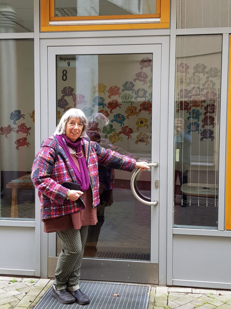 Copyright: Stadt Oldenburg Eine Frau steht an einer Tür.